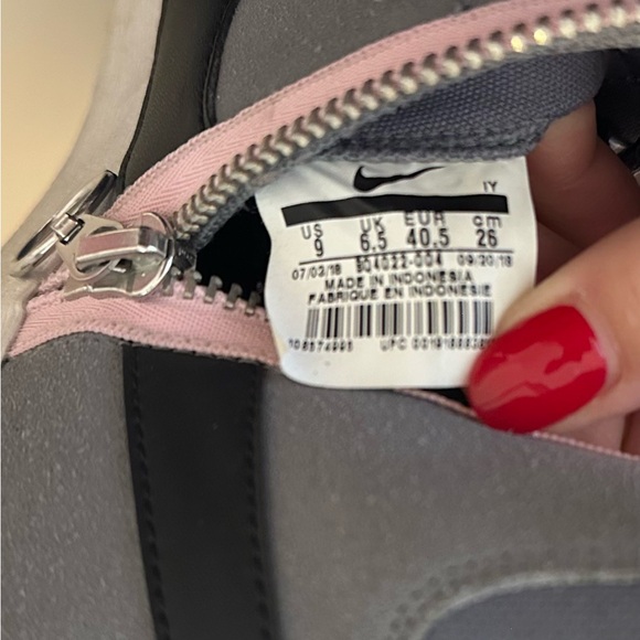 Nike Women’s Gray and White Trailblazers - Picture 5 of 5